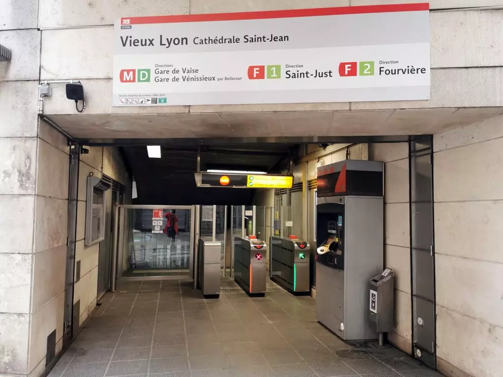 Entrance to Vieux Lyon – Cathédrale Saint-Jean metro station with turnstiles and signage.