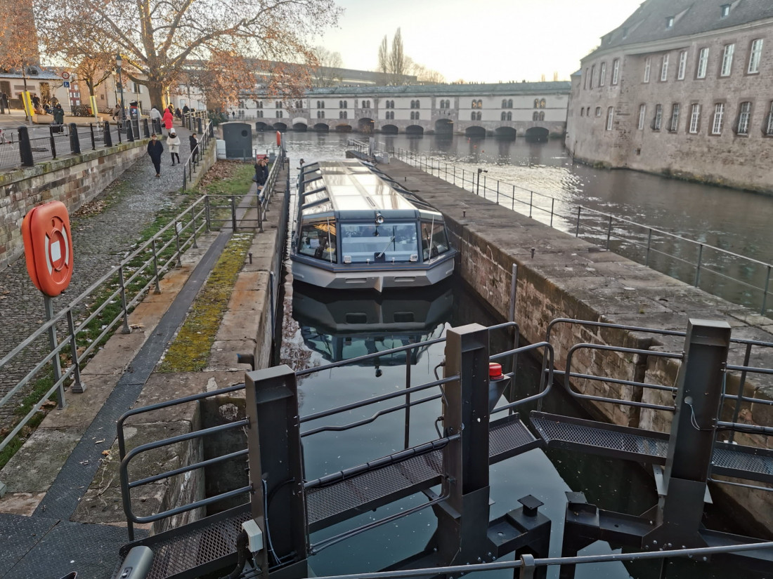 Batorama boat navigating a hydraulic lock in Petite France, illustrating the engineering focus of this Strasbourg alternative guide.