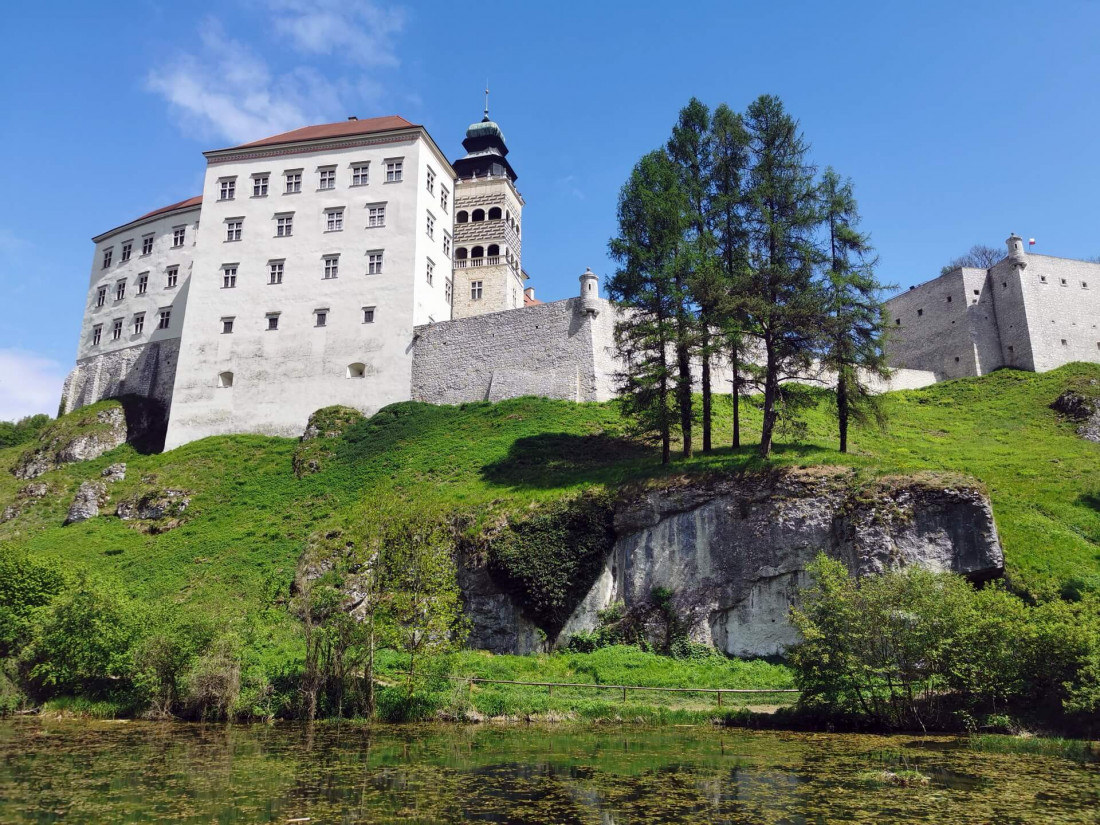 Renaissance exterior of Pieskowa Skala Castle perched on a green limestone cliff along the Eagles Nests Trail