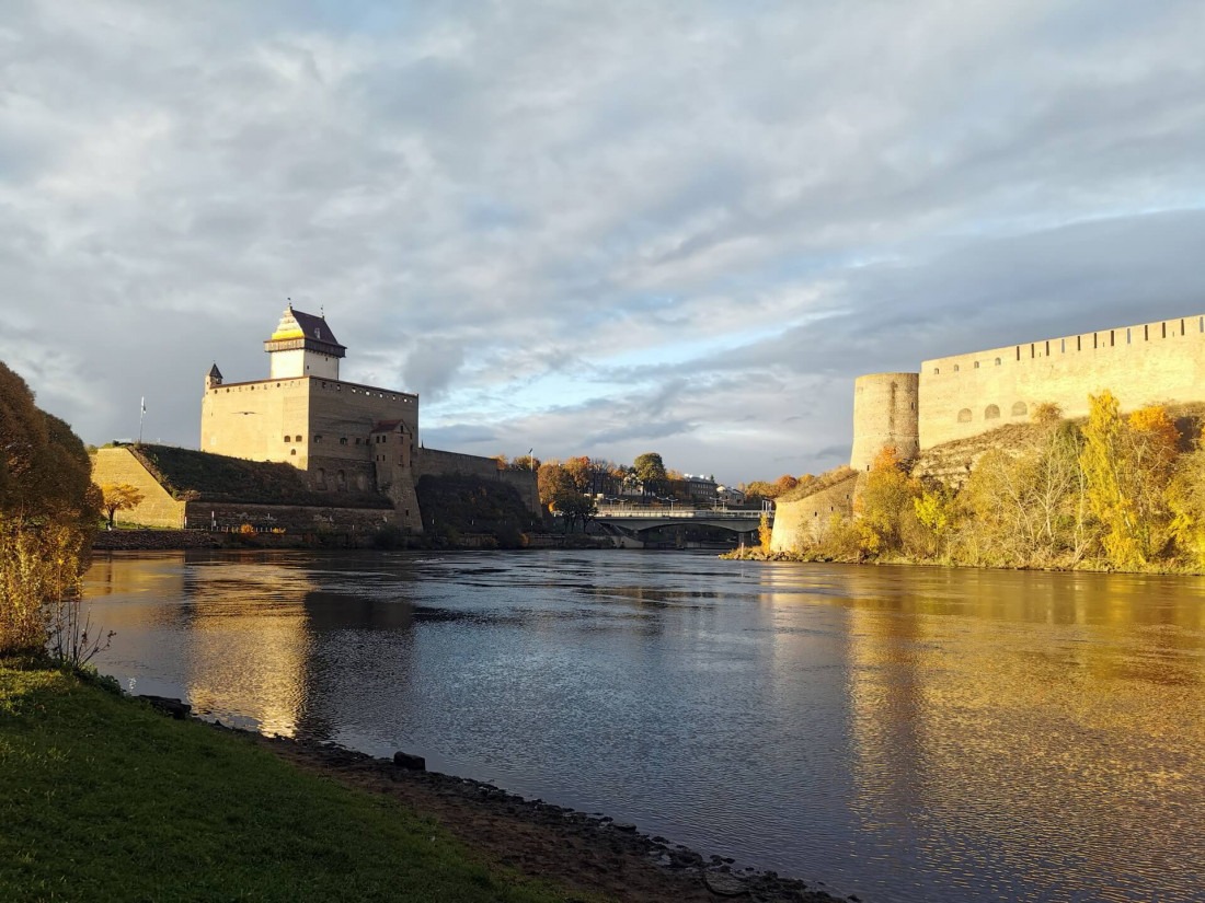 The Estonian-Russian border on the Narva River, showing Narva Castle and Ivangorod Fortress face-to-face.